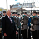 Kong Harald inspiserer æresgarden. Foto: Lise Åserud, NTB scanpix