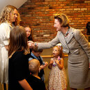 King Harald and Queen Sonja with members of the Children's quire that sang for them at the Seamen's Church (Poto: Lise Åserud / Scanpix)