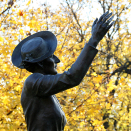 The statue of Crown Princess Märtha stands by the guardhouse. Photo: Liv Osmundsen, The Royal Court.