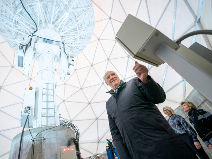 King Harald had the honour of officially opening the new antennas. Photo: Heiko Junge, NTB scanpix