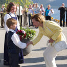 Kristian gave The Queen flowers when she came to Lenvik (Photo: Terje Bendiksby / Scanpix)