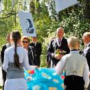 The King and Queen take a walk on Nøtterøy's new "health path" (Foto: Håkon Mosvold Larsen / NTB scanpix)