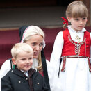 The Crown Prince and Crown Princess' family greet the Children's Parade in Asker outside Skaugum estate (Photo: Glenn Svendsen, Stella Pictures)