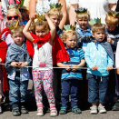 Chilren in Andebu waiting for The King and Queen to arrive (Photo: Håkon Mosvold Larsen / NTB scanpix)