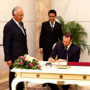 Signing of the guest protocol followed the welcoming ceremony (Photo: Gorm Kallestad / Scanpix)
