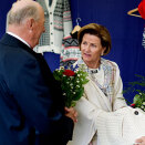 The King and Queen look at local design by Arne & Carlos (Photo: Kyrre Lien / Scanpix)