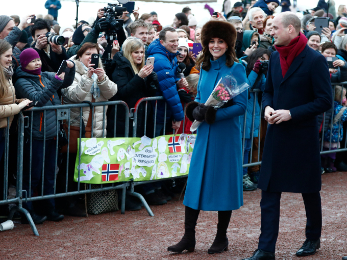 The Duke and Duchess of Cambridge took their time in greeting the many people who had turned out to see them. Photo: Terje Pedersen / NTB scanpix 