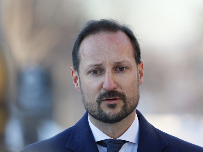 Crown Prince Haakon discusses the meeting he had at Gardermoen with evacuees and relatives of victims. Photo: Tor Erik Schrøder / NTB