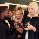 The Crown Princess with a new kind of med en ny type øretelefon på Ryerson University. Foto: Lise Åserud, NTB scanpix