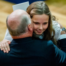 Prinsesse Ingrid Alexandra leste dikt under forestillingen i aulaen. Etterpå Kongen en klem.  Foto: Vegard Wivestad Grøtt / NTB scanpix