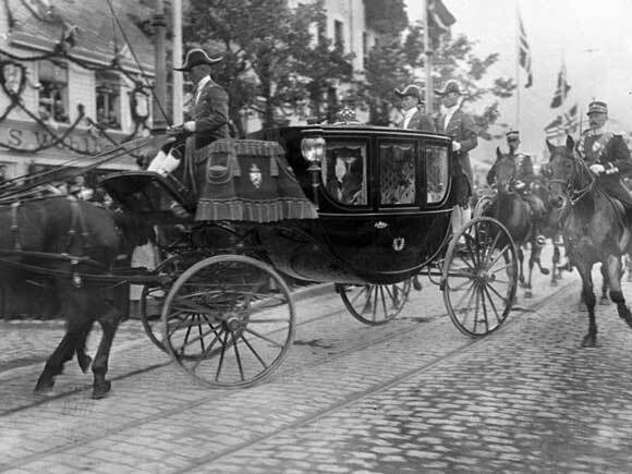 Med karet gjennom Trondheim. Foto: Jens Carl Frederik Hilfling-Rasmussen, De kongelige samlinger