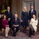 Familien samlet i anledning Prinsessens 18-årsdag: Sittende foran f.v.: H.M. Dronningen, H.M. Kongen, H.K.H. Prinsesse Ingrid Alexandra og Marit Tjessem. Stående f.v.: Prins Sverre Magnus, H.K.H. Kronprinsessen, H.K.H. Kronprinsen og Marius Borg Høiby. Handoutbilde fra Det kongelige hoff publisert 21.01.2022. Bildet er kun til redaksjonell bruk, ikke for salg. Foto: Kimm Saatvedt, Det kongelige hoff