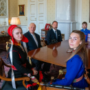 Kong Harald tok imot representanter for samene som aksjonerer mot vindkraftanlegget på Fosen. Kronprins Haakon var også til stede. Bildene er frigitt til redaksjonell bruk, og kan benyttes fritt mot kreditering. Foto: Simen Løvberg Sund, Det kongelige hoff.