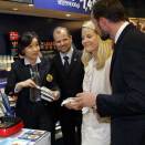 Their Royal Highnesses sampled Norwegian salmon prepared Korean style (Photo: Lise Åserud, Scanpix)