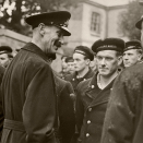 Kong Haakon inspiserer norske marinesoldater i Plymouth. Foto: De kongelige samlinger