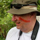King Harald has had face paint from the red fruit annatto applied - a sign that King Harald is «one of them». (Photo: Rainforest Foundation Norway / ISA Brazil)