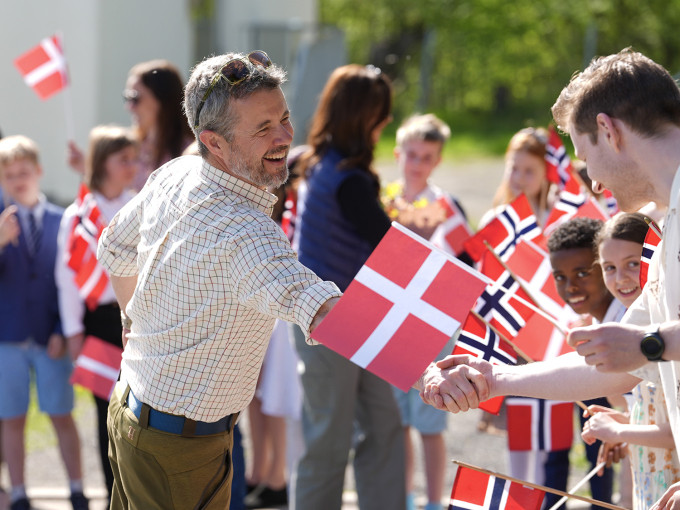 School children met the royal entourage as they alighted at Ulsrud tube station. Photo: Lise Åserud / NTB 