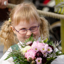 Eyla Cyone gave Queen Sonja flowers and a big hug when the Queen arrived in Åfjord (Photo: Ned Alley / NTB scanpix)