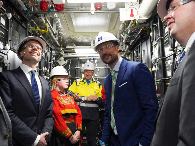 On a tour of Yara Birkeland – in the battery room. Photo: Liv Anette Luane, The Royal Court