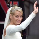The Crown Prince and Crown Princess were married in Oslo Cathedral 25 August 2001. Here: The bride arrives at the Cathedral and is met by Crown Prince Haakon (Photo: Lise Åserud / Scanpix)