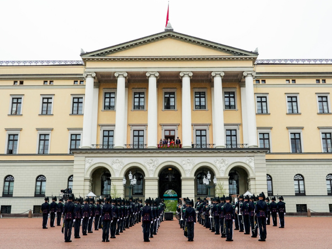 His Majesty The King’s Guard greets the Royal Family from the Palace Square. Photo: Lise Åserud, NTB scanpix 