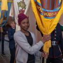 Elever fra Grünerløkka og Vålerenga skoler bar fanene på Slottsplassen. Begge skolene er 125 år i år. Foto: Øivind Møller Bakken, Det kongelige hoff