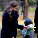 Prinsesse Ingrid Alexandra ser nærmere på "Ansiktsløs mann" etter avdukinen. Foto: Lise Åserud, NTB scanpix