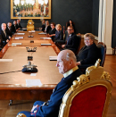 H.M. Kongen er tilbake på Slottet og leder Statsråd 7. mai 2020. H.K.H. Kronprinsen er til stede. For å sikre smittevernet er Statsrådet beslutningsdyktig, men ikke fulltallig, og oppsettet er uvanlig. Foto: Sven Gj. Gjeruldsen, Det kongelige hoff