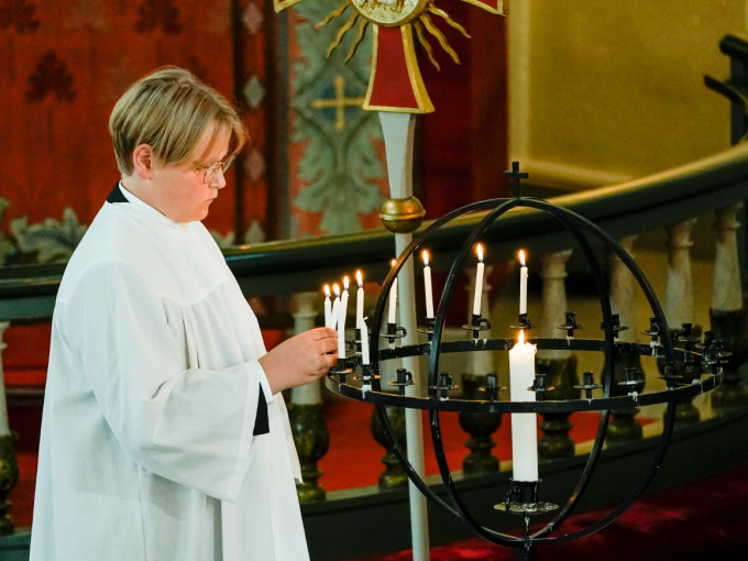 Lighting a candle. Photo: Stian Lysberg Solum / NTB scanpix