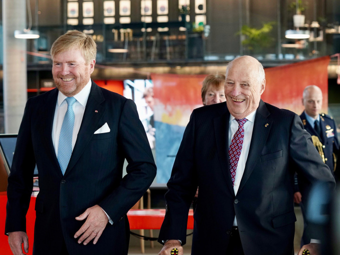 King Willem-Alexander and King Harald arrive at the Deichman Bjørvika library. Photo: Simen Løvberg Sund, Det kongelige hoff