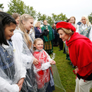 The Queen with guests and entertainers at the garden party. Photo: Lise Åserud, NTB scanpix.