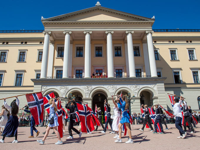 Flags and banners are lowered as the schools greet the Royal Family. Photo: Annika Byrde / NTB