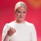 16. desember: Kronprinsessen mottar prisen the Golden Heart i Berlin (EPA/AXEL SCHMIDT)