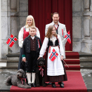 The Crown Prince and Crown Princess and their family greet the Asker municipality children’s parade outside Skaugum Estate. Photo: Vegard Wivestad Grøtt / NTB scanpix