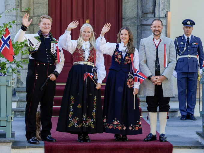 Greeting the children's parade in Asker outside Skaugum estate. Photo: Lise Åserud, NTB
