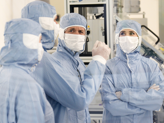 With the researchers at Oslo Science City and MiNaLab. Photo: Stian Lysberg Solum / NTB