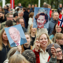 Thousands gathered to sing the birthday song to the King and Queen. Photo: Jon Olav Nesvold / NTB scanpix