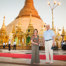 Kongeparet fikk en omvisning på den buddhistiske helligdommen. Foto: Heiko Junge / NTB scanpix