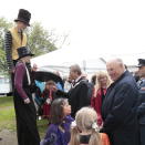 The King and Queen were met by circus artist when they arrived for the garden party. Photo: Lise Åserud, NTB scanpix