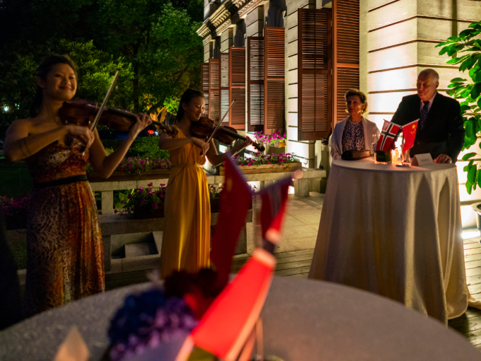 Norwegian-Chinese violinists Sara and Catharina Chen gave a short concert for the guests. Photo: Tim Haukenes