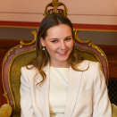 Prinsesse Ingrid Alexandra får prøve Kongestolen på høyesterettsjustitiarius Toril Marie Øies  kontor under et besøk i anledning Prinsessens 18-årsdag. Handoutbilde fra Det kongelige hoff. Bildet er kun til redaksjonell bruk, ikke for salg. Foto: Liv Anette Luane, Det kongelige hoff