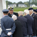 5. juni: Kong Harald er til stede ved markeringen av 70-årsdagen for landgangen i Normandie. Her med norske veteraner fra D-dagen (Foto: Terje Bendiksby, NTB scanpix)