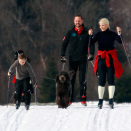The Crown Prince and Crown Princess skiing with Princess Ingrid Alexandra, Prince Sverre Magnus and the family dog  (Photo: Lise Åserud / Scanpix)