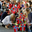 The Crown Prince and Crown Princess time to greet children in Arendal before traveling on to Froland (Photo: Gorm Kallestad / Scanpix)