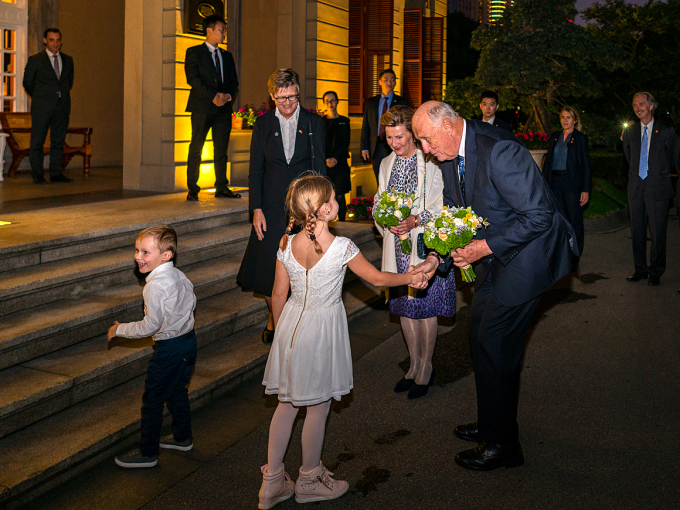 The Norwegian community was invited to a gathering in the former British Consulate building. Photo: Tim Haukenes