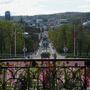Slottsbalkongen er pyntet og klar til å ta imot jubilantene og gjestene deres. Foto: Sven Gj. Gjeruldsen, Det kongelige hoff