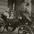 Fra utstillingen "Den kongelige stall. Hestehold og ekvipasjer". Avreise fra Slottet 13. juni 1906 for kroning i Trondheim. Bildet er kun til redaksjonell bruk - ikke for salg. Foto: Charles Chusseau-Flaviens, De kongelige samlinger.