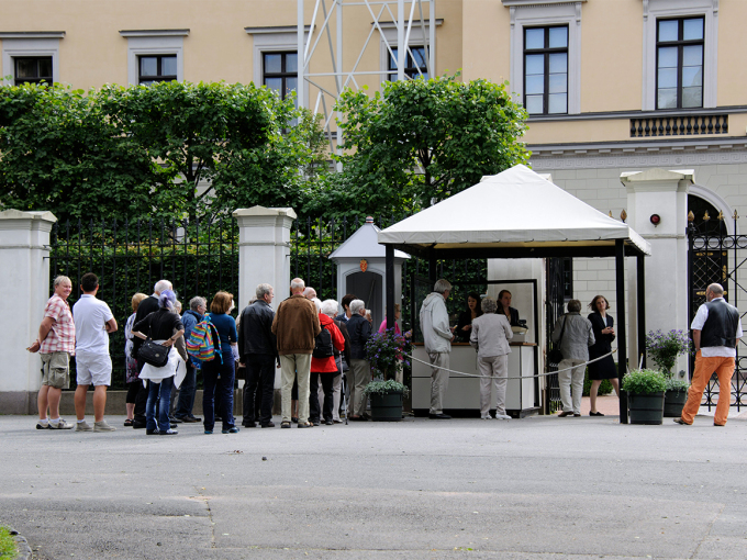 If you arrive at the Palace from the Palace Square, you must walk to the rear of the Palace to find the entrance. Photo: Liv Osmundsen, the Royal Court.