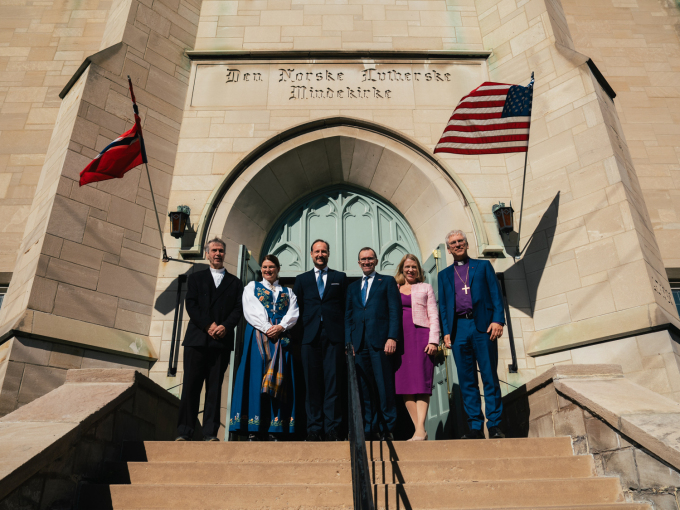 Crown Prince Haakon with Pastor Gunnar Kristiansen, Minister of Trade and Industry Cecilie Myrseth, Minister of Foreign Affairs Espen Barth Eide, Ambassador Anniken Huitfeldt, and Bishop Olav Fykse Tveit outside Mindekirken in Minneapolis. It is one of two church congregations in the United States that still holds services in Norwegian. Photo: Ola Vatn, The Royal Court