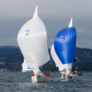 Kong Harald og resten av mannskapet på Fram XVII - Kjell Arne Myrann, Kjell Inge Heiberg og Hans Jørgen Bauck jr. - seiler inn til førsteplass i søndagens regatta i NM i Express. Foto: Ole Berg-Rusten/ NTB Scanpix